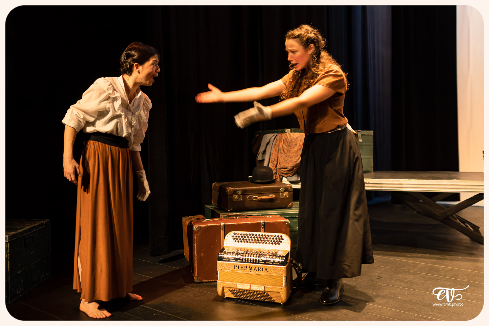 LA MESNIE H. - UN JOUR D'ÉTÉ